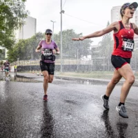 Atleta correndo na chuva durante a Rio City half Marathon