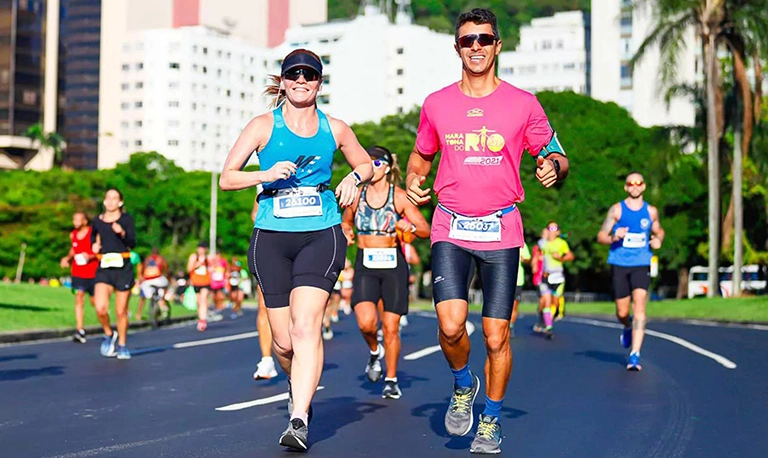Atletas correndo a Meia Maratona do Rio