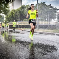 Atleta correndo na chuva durante a Rio City half Marathon