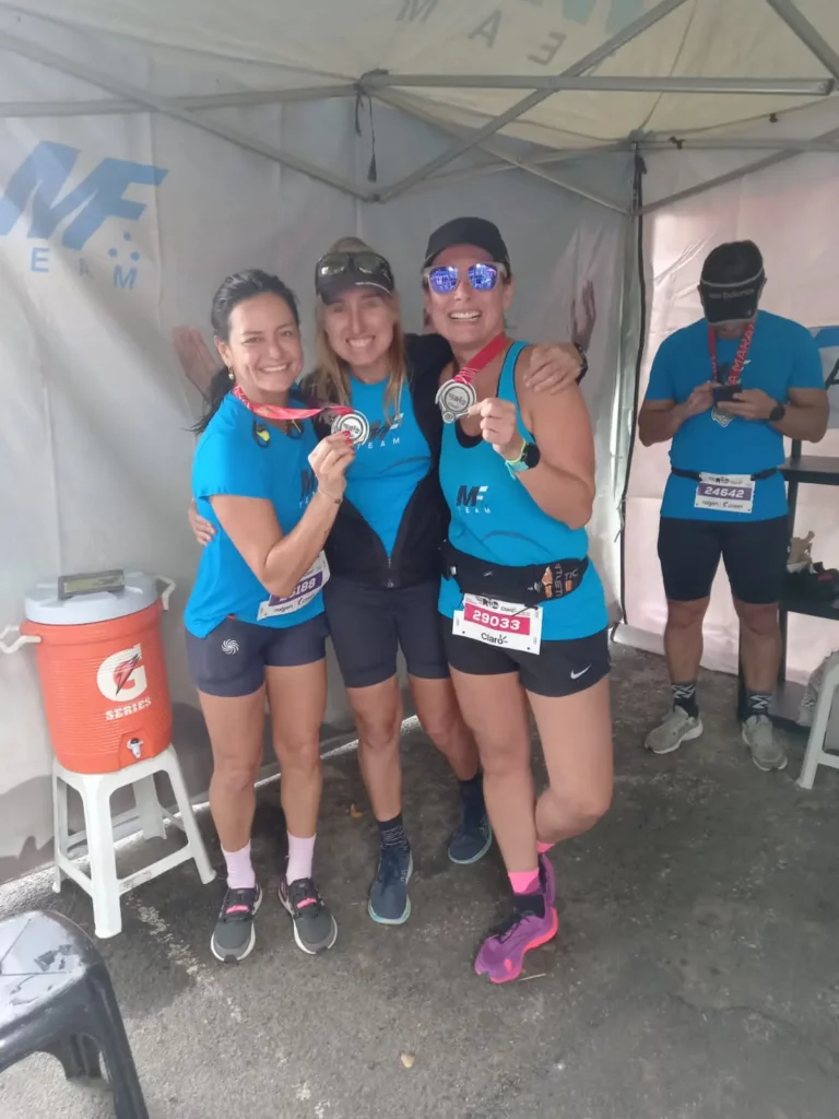 Três atletas com melhadas da corrida na Maratona do Rio