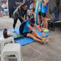 Atleta alongando o corpo Na Maratona do Rio 222