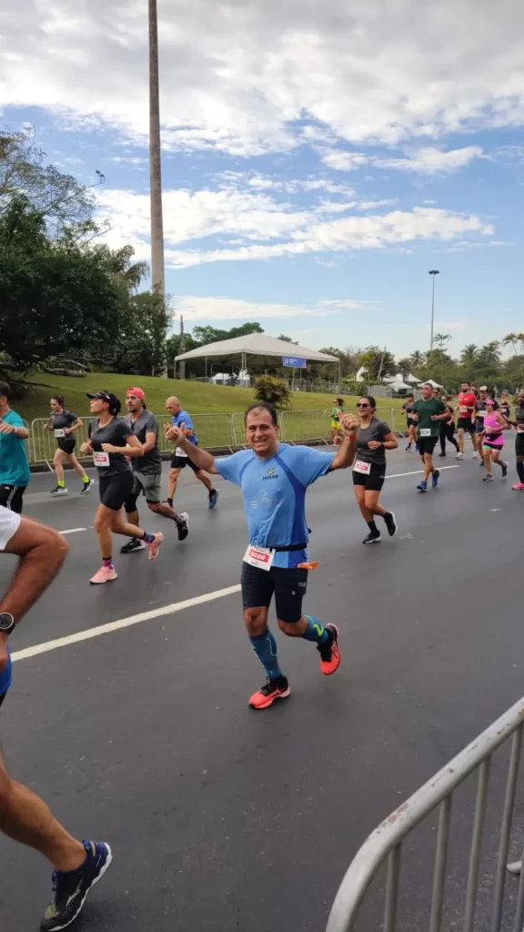 Atleta correndo na pista da Maratona do Rio