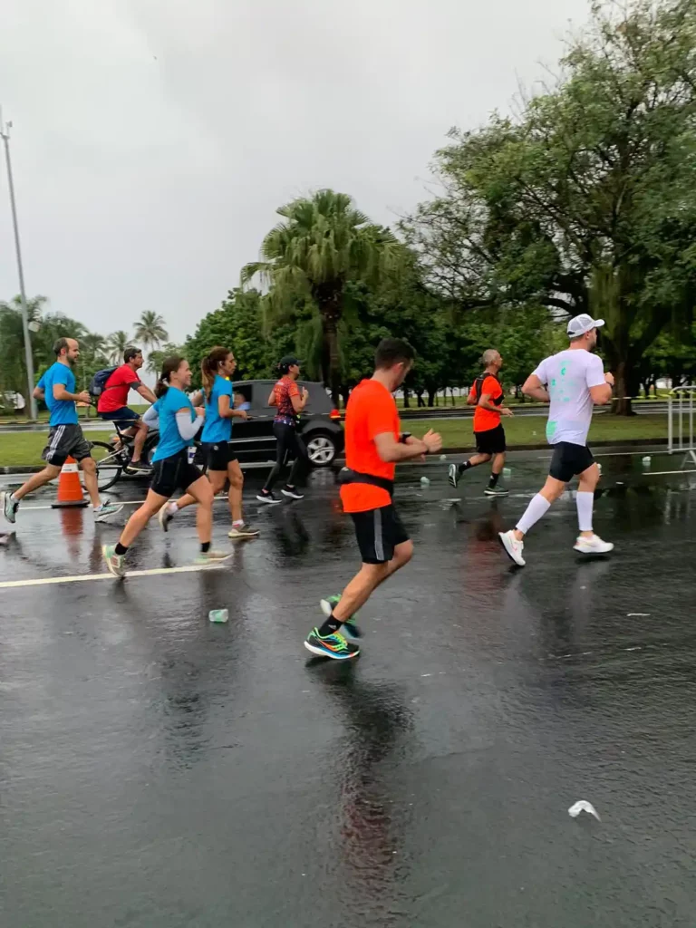 Atletas correndo a Maratona do Rio 2022