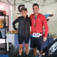 Dois atletas com a medalhada Maratona do Rio 2022