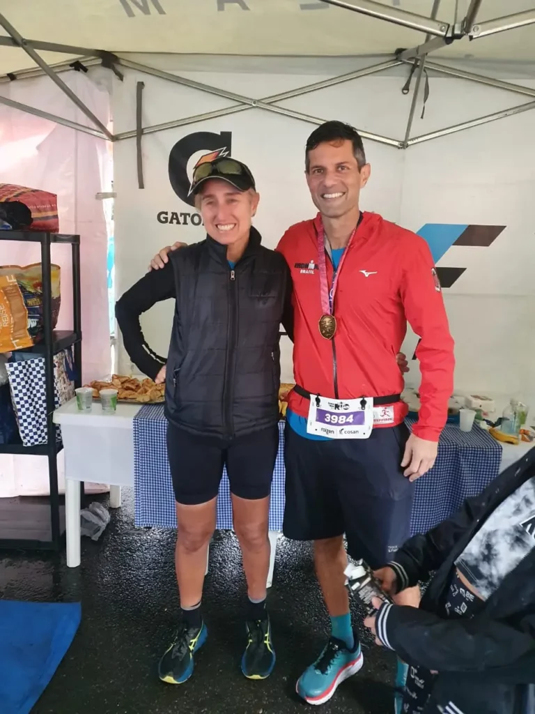 Dois atletas com a medalhada Maratona do Rio 2022