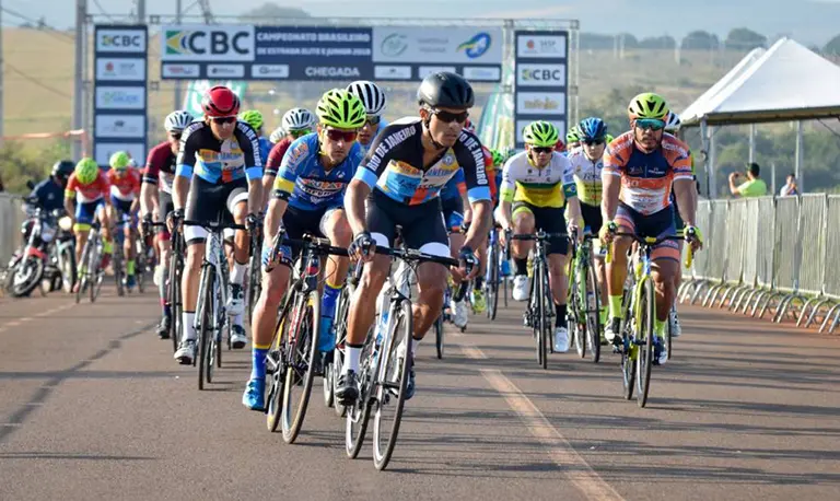 Ciclistas pedalando em competição