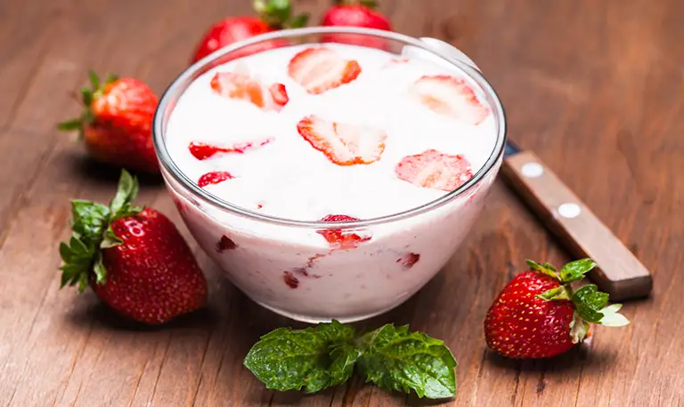Imagem-de-pote-de-yogurt-de-morango-com-frutas-maneira-de-como-regular-o-intestino